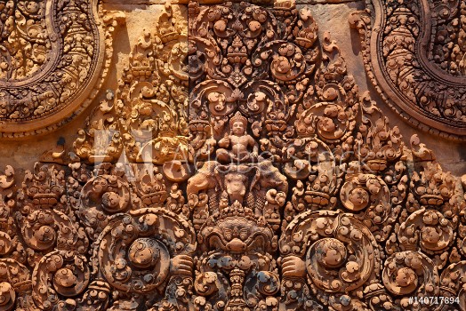 Bild på Iintricate reliefs carving of red colored stone in Banteay Srei temple Angkor Cambodia It is a 10th-century temple dedicated to the Hindu god Shiva